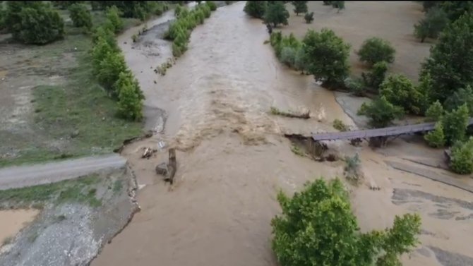 Devrek’te Köyü Merkeze Bağlayan Köprü Çöktü