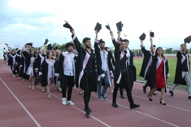 Asü’de Mezuniyet Coşkusu Başladı