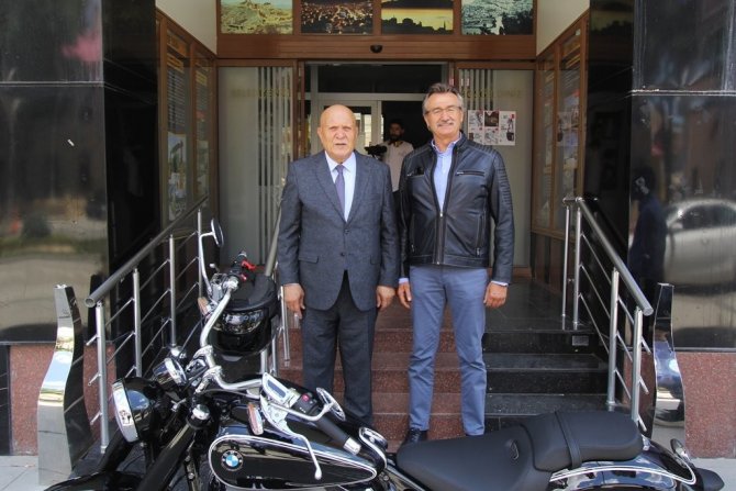 Motosikleti İle Bayburt’a Gelen Eski Bakan Tüzmen, Başkan Pekmezci İle Bir Araya Geldi