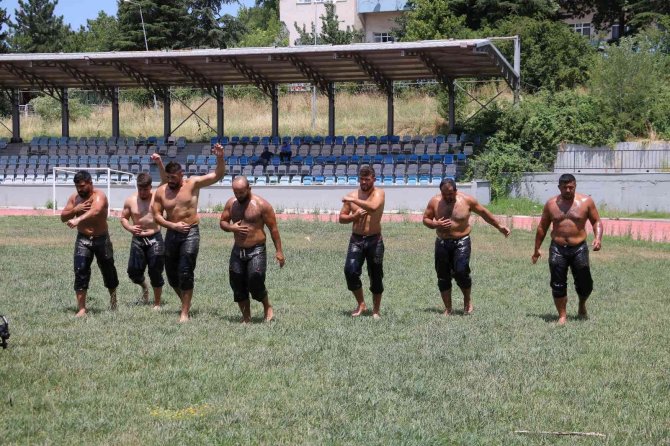 Başpehlivanlar Kırkpınar Öncesi Son Yağlı Antrenmanlarını Edirne’de Yapıyor