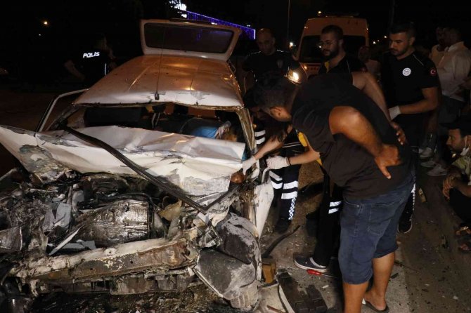 Adana’da Otomobil İşçi Servisine Arkadan Çarptı: 6 Yaralı
