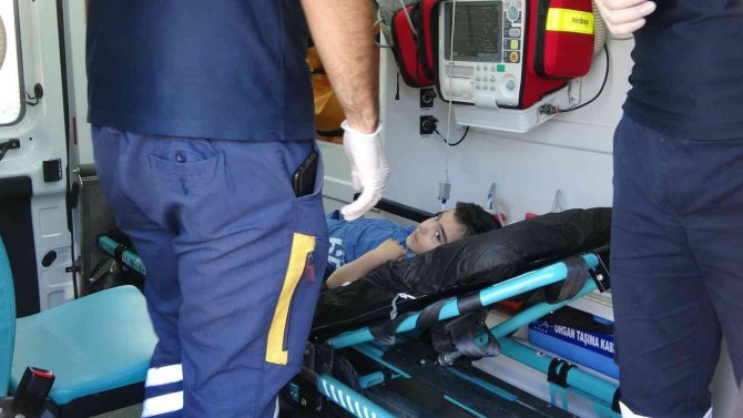 İ̇ki Otomobil Çarpıştı: 2 Yaralı