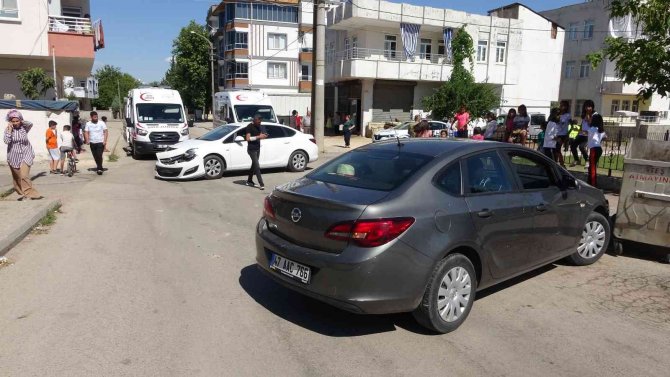 İ̇ki Otomobil Çarpıştı: 2 Yaralı