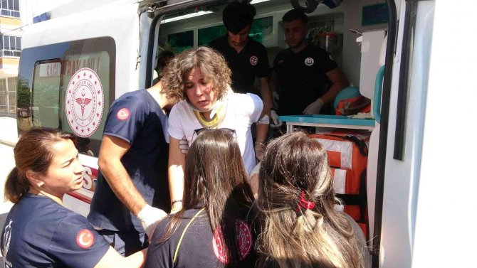 İ̇ki Otomobil Çarpıştı: 2 Yaralı