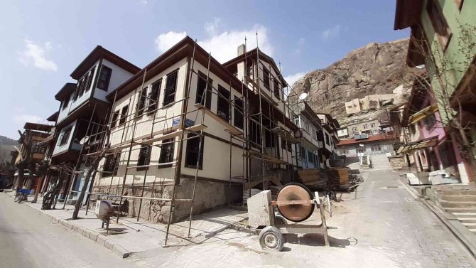 Tarihi Konaklarda Restorasyon Çalışmaları Sürüyor