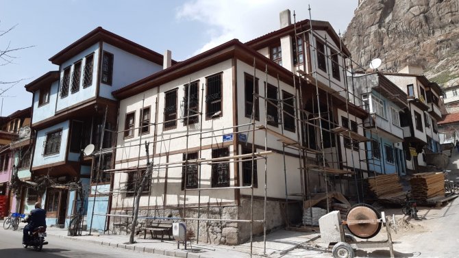 Tarihi Konaklarda Restorasyon Çalışmaları Sürüyor