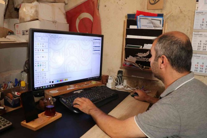 Ahşabı Tutkuyla İşliyor
