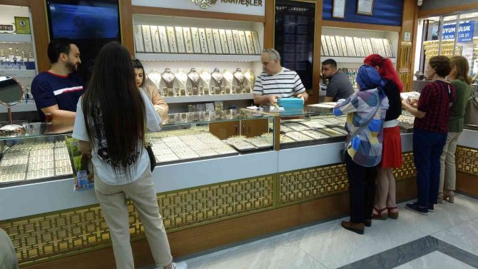 Altının Gram Fiyatının Bin Tl’nin Altına Gerilemesi Kuyumcuları Hareketlendi