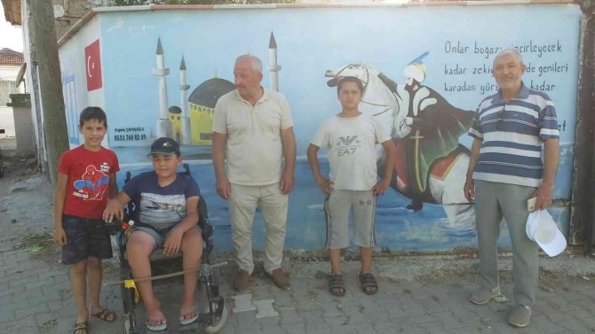 Burhaniye’ De Evin Duvarındaki Anlamlı Resim Ve Yazı İlgi Odağı Oldu