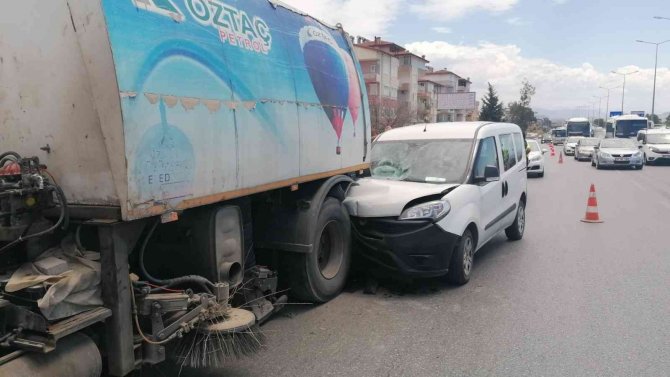 Yol Temizleme Aracına Çarpan Aracın Sürücüsü Yaralandı