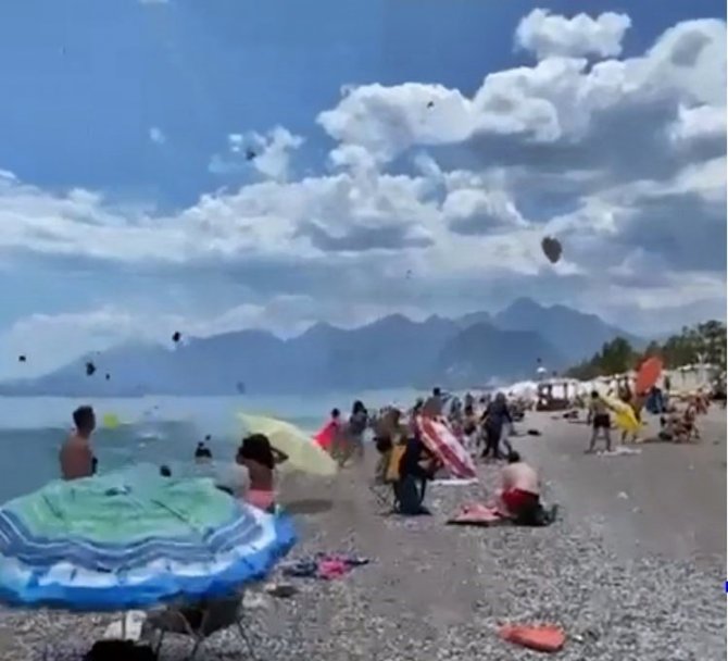 Antalya’da Şiddetli Rüzgar Sahildeki Şemsiyeleri Uçurdu