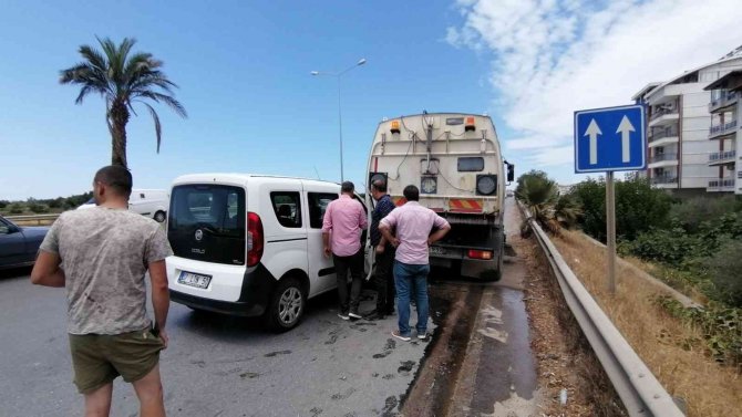 Yol Temizleme Aracına Çarpan Aracın Sürücüsü Yaralandı