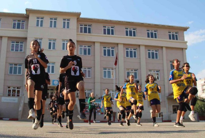 Asfaltta Çalışıp, Parke Sahada Türkiye Şampiyonu Oldular