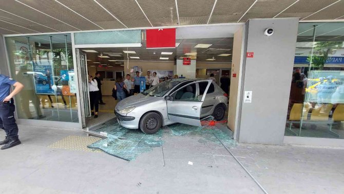 Bahçelievler’de Geri Geri Giden Otomobil Bankaya Daldı: 2 Yaralı