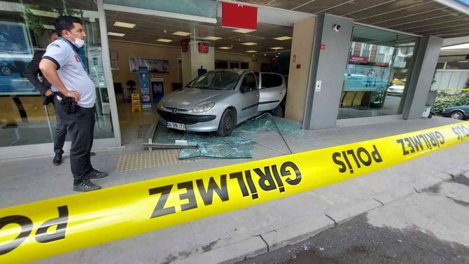 Bahçelievler’de Geri Geri Giden Otomobil Bankaya Daldı: 2 Yaralı