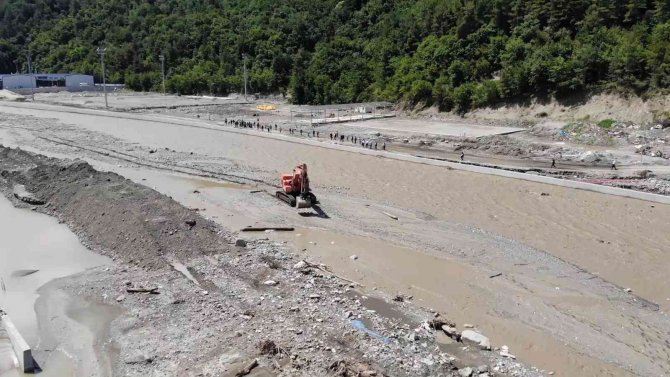 Bakan Kurum, Selden Etkilenen 3 İlçede İncelemelerde Bulundu