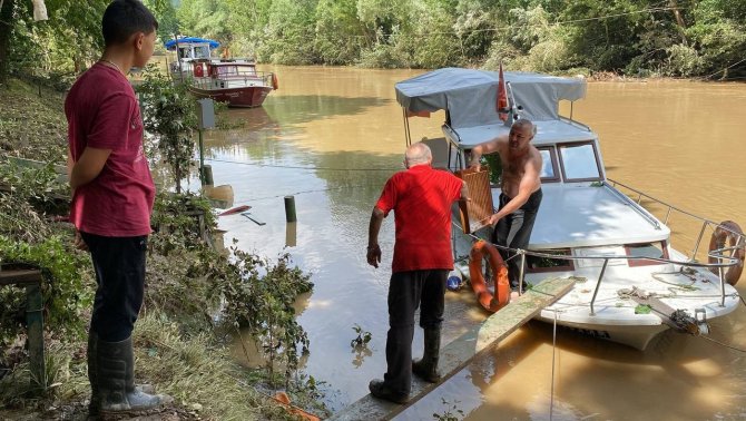 Bartın’da Batmak Üzere Olan Tekne İçin İtfaiye Ekipleri Seferber Oldu
