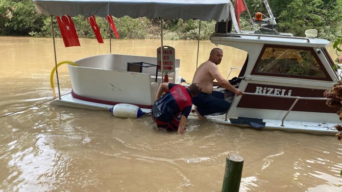 Bartın’da Batmak Üzere Olan Tekne İçin İtfaiye Ekipleri Seferber Oldu