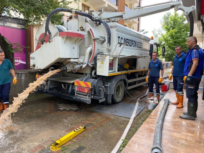 Sel Sularının Çekilmesiyle Temizlik Çalışmaları Başladı