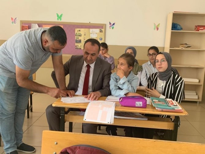 Gönüllü Öğretmenler, Öğrencileri Sınava Hazırlıyor