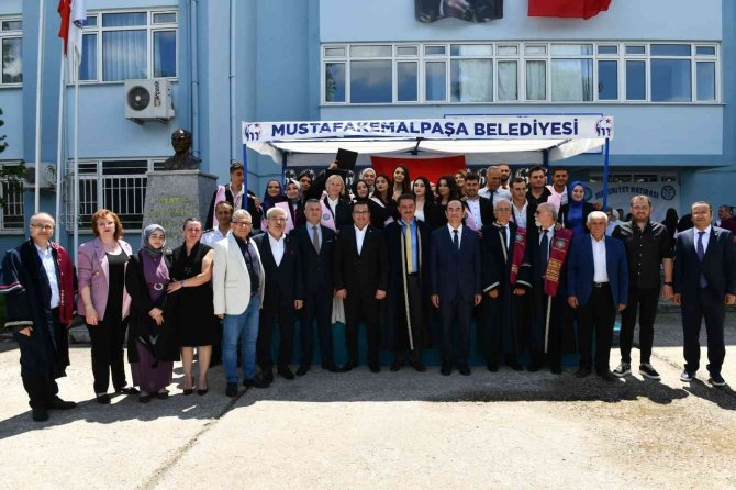 Mustafakemalpaşa Myo’da Mezuniyet Coşkusu