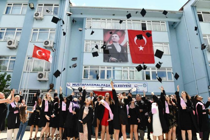 Mustafakemalpaşa Myo’da Mezuniyet Coşkusu