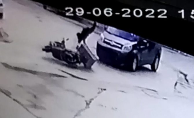 Hafif Ticari Aracın Çarptığı Motosikletli Böyle Havalandı