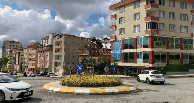Pendik’te Beton Mikseri İle Çarpışan Otomobil Takla Attı