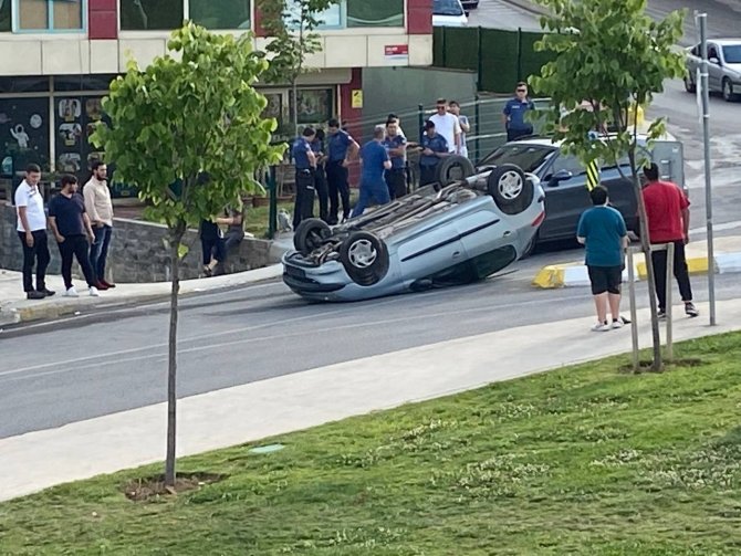 Pendik’te Beton Mikseri İle Çarpışan Otomobil Takla Attı