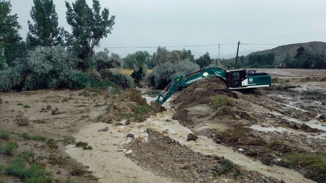 Osmancık’ta Dere Yatağı Taştı, 5 Ev Tedbir Amaçlı Boşaltıldı