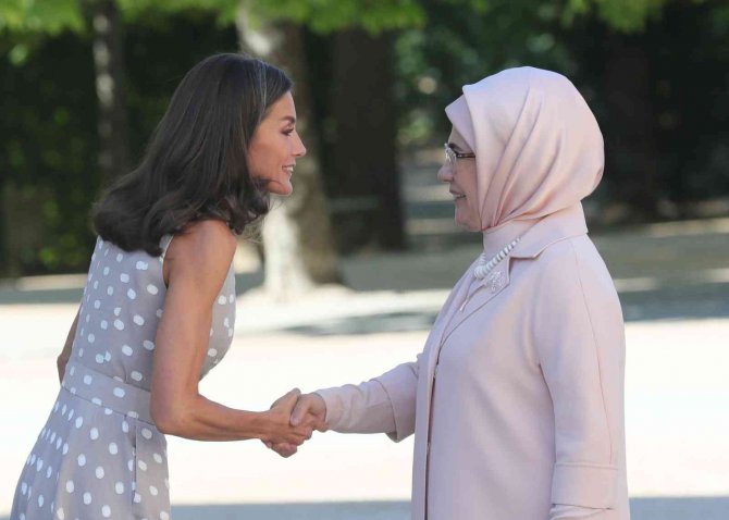 Emine Erdoğan, Nato Liderlerinin Eşleriyle İ̇spanya Kraliçesi Letizia Tarafından Ağırlandı