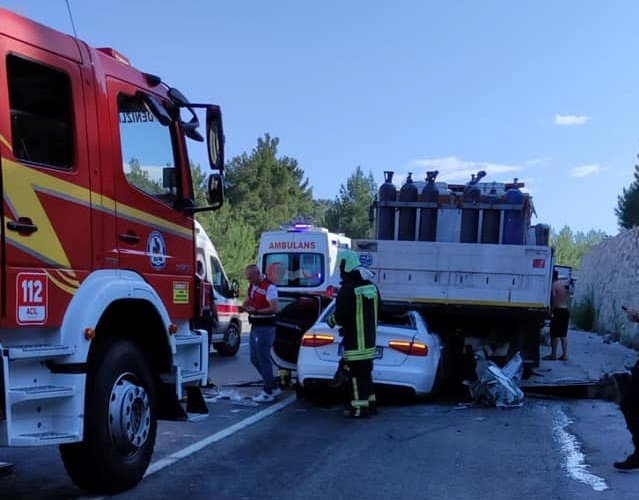 Tıra Ok Gibi Saplanan Otomobildeki 2 Kişi Yaralandı