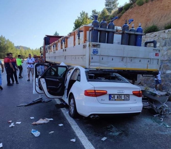 Tıra Ok Gibi Saplanan Otomobildeki 2 Kişi Yaralandı