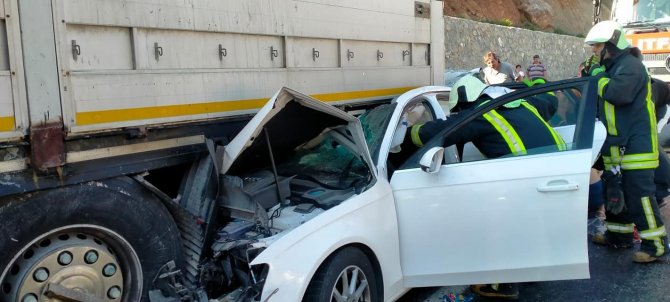 Tıra Ok Gibi Saplanan Otomobildeki 2 Kişi Yaralandı