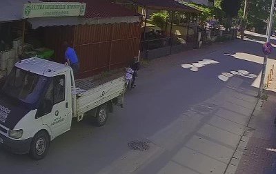 Tam Gaz Park Halindeki Kamyonete Çarptı