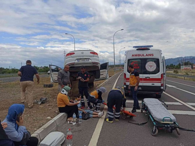 Lastiği Patlayan Otomobil Refüjdeki Aydınlatma Direğine Çarptı: 6 Yaralı