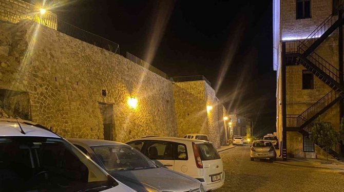Mardin’in Turistik Cadde Ve Sokaklarına Dekoratif Aydınlatma