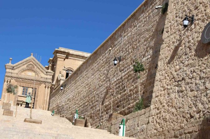 Mardin’in Turistik Cadde Ve Sokaklarına Dekoratif Aydınlatma