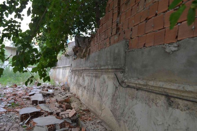Dut Toplamak İçin Üzerine Çıktığı Bahçe Duvarı Çöktü