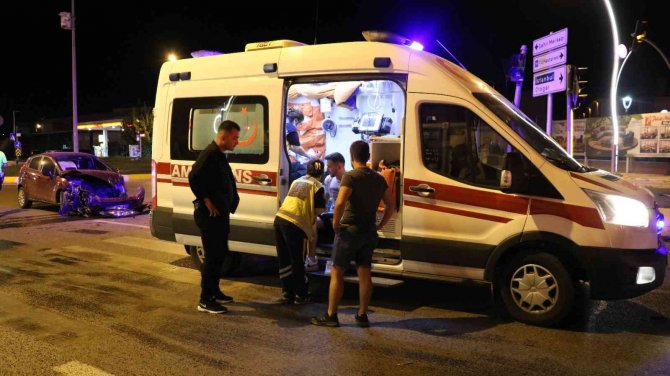 Edirne’de Çarpışan Otomobillerin Sürücüleri Yaralandı
