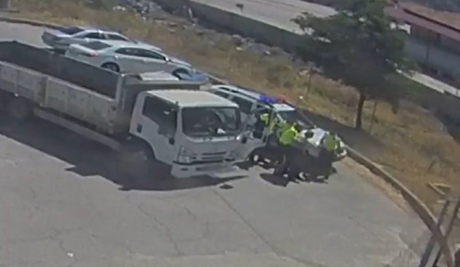 Seyir Halinde Nefesi Kesilen Kamyon Sürücüsünü Polisler Hayata Döndürdü