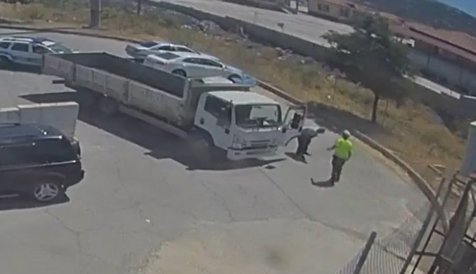 Seyir Halinde Nefesi Kesilen Kamyon Sürücüsünü Polisler Hayata Döndürdü