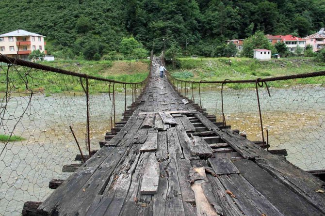 Köylüler Asma Köprülerinin Yenilenmesini İstiyor