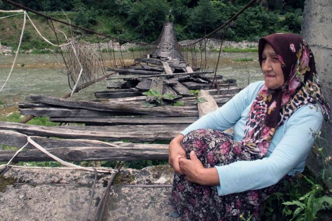 Köylüler Asma Köprülerinin Yenilenmesini İstiyor