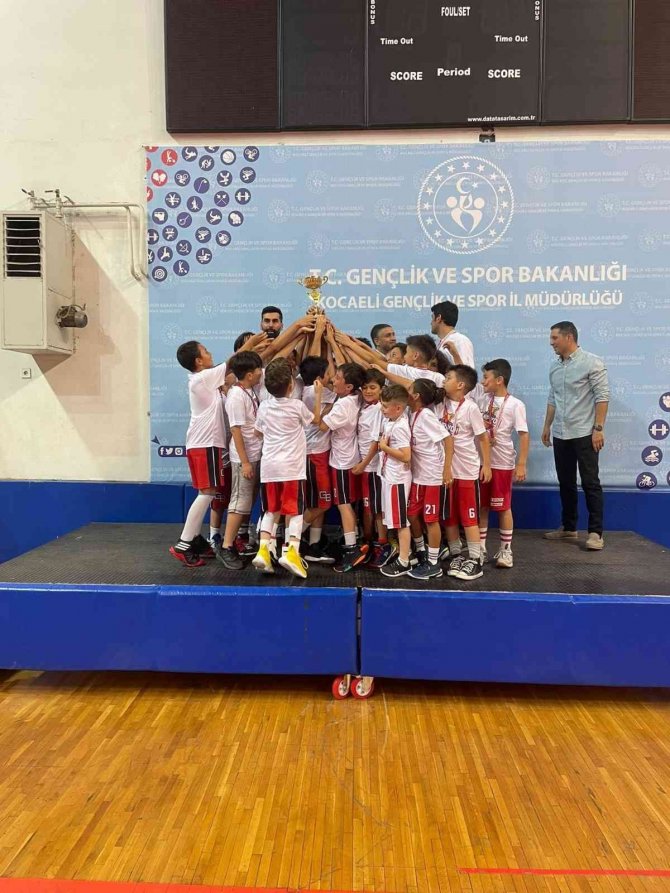 Gölcük Belediyespor U-10 Basketbol Takımı Şampiyon Oldu