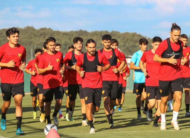Göztepe Sahaya İndi