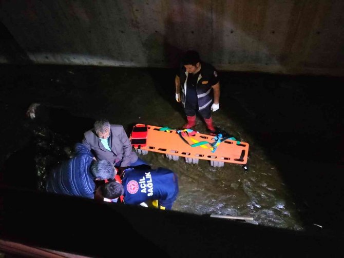 Dereye Düşen Tavuğunu Kurtarırken Bacağını Kırdı