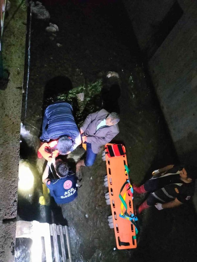 Dereye Düşen Tavuğunu Kurtarırken Bacağını Kırdı