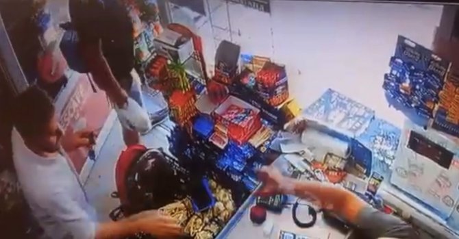 İ̇stanbul’da Ölü Bulunan İki Arkadaşın Bakkaldan Alışveriş Anları Kameraya Yansıdı
