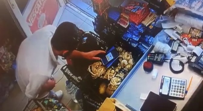 İ̇stanbul’da Ölü Bulunan İki Arkadaşın Bakkaldan Alışveriş Anları Kameraya Yansıdı